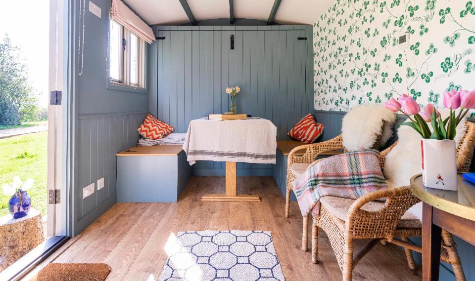 Old King William Shepherd Huts And Private Hot Tubs In North Norfolk Hunworth Экстерьер фото