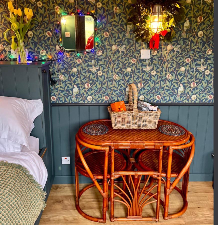 Old King William Shepherd Huts And Private Hot Tubs In North Norfolk Hunworth Экстерьер фото